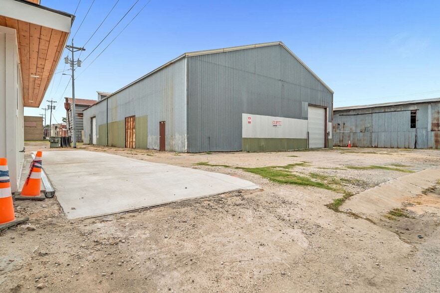 Building D, Giddings, TX for sale - Building Photo - Image 2 of 5