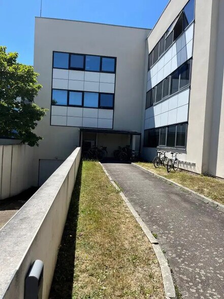 Office in Saint-Grégoire for lease - Building Photo - Image 2 of 9