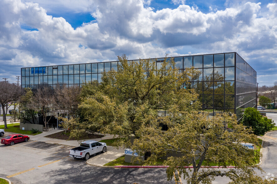 403 S WW White Rd, San Antonio, TX for lease - Building Photo - Image 3 of 5