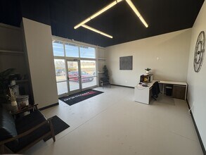 101 SW 14th Pl, Lincoln, NE for lease Interior Photo- Image 2 of 6