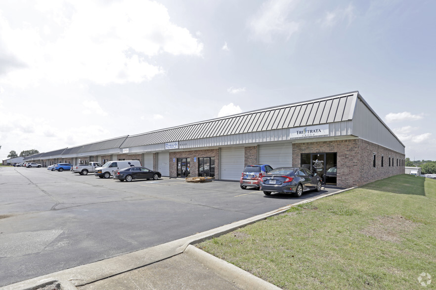 556 Skyler St, Springdale, AR for lease - Building Photo - Image 3 of 19