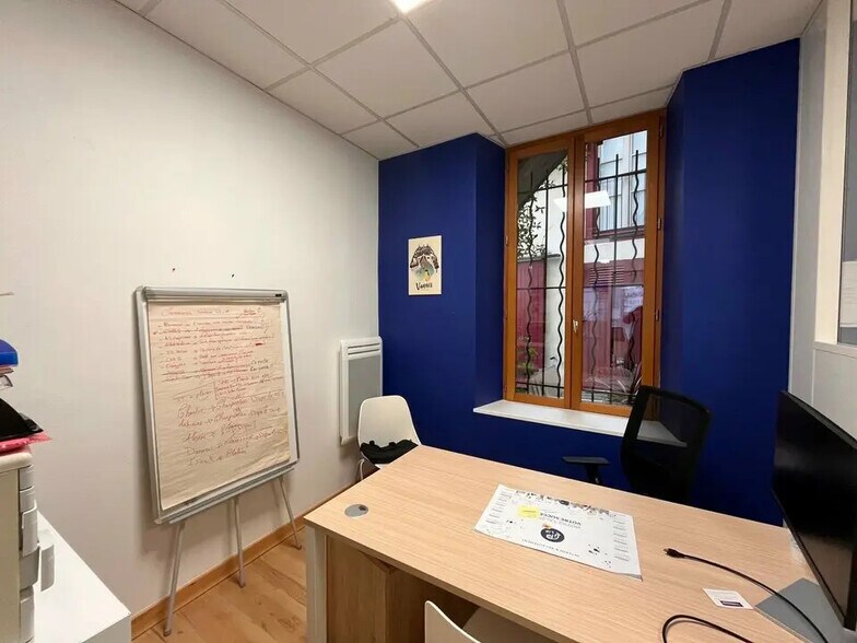 Office in Vannes for lease - Interior Photo - Image 2 of 3