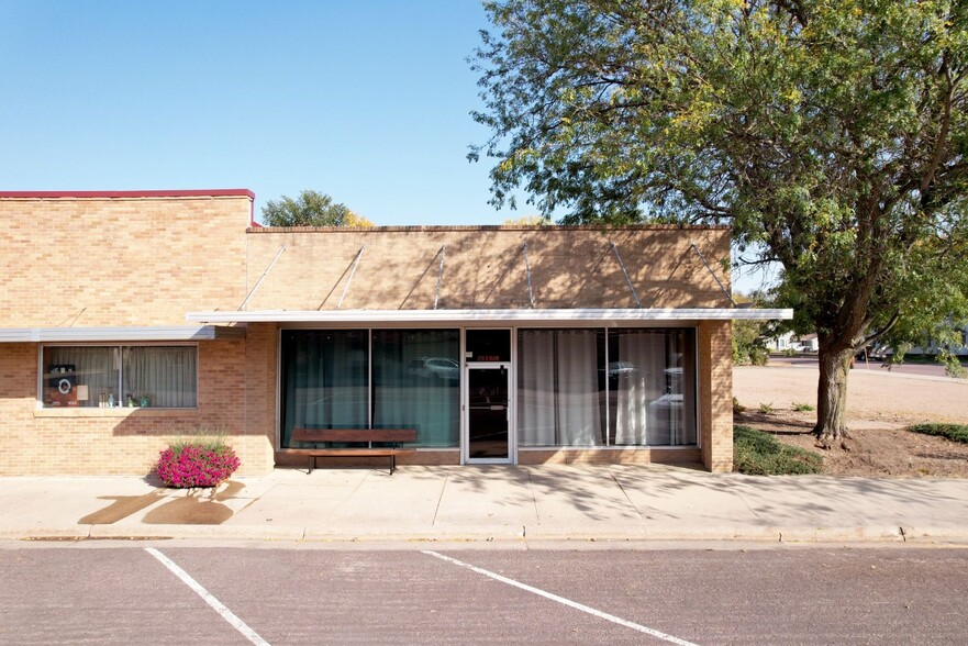 216 S Main St, Lennox, SD for lease - Building Photo - Image 1 of 1