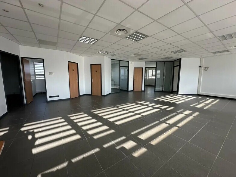 Office in Nîmes for lease - Interior Photo - Image 2 of 10