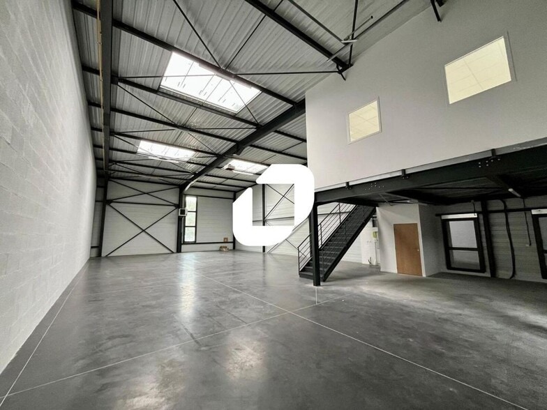 88 Rue De L'Industrie, Saint-Priest for lease - Building Photo - Image 2 of 10