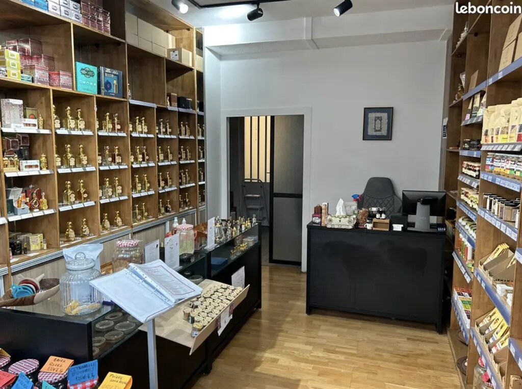 Retail in Paris for lease Interior Photo- Image 1 of 4