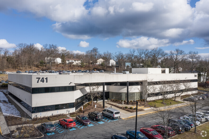 741 Northfield Ave, West Orange, NJ for lease - Building Photo - Image 2 of 5