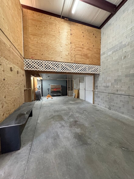 1547-1561 SE South Niemeyer Cir, Port Saint Lucie, FL for lease - Interior Photo - Image 3 of 9