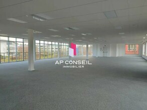 Office in Voisins-le-Bretonneux for lease Building Photo- Image 1 of 8