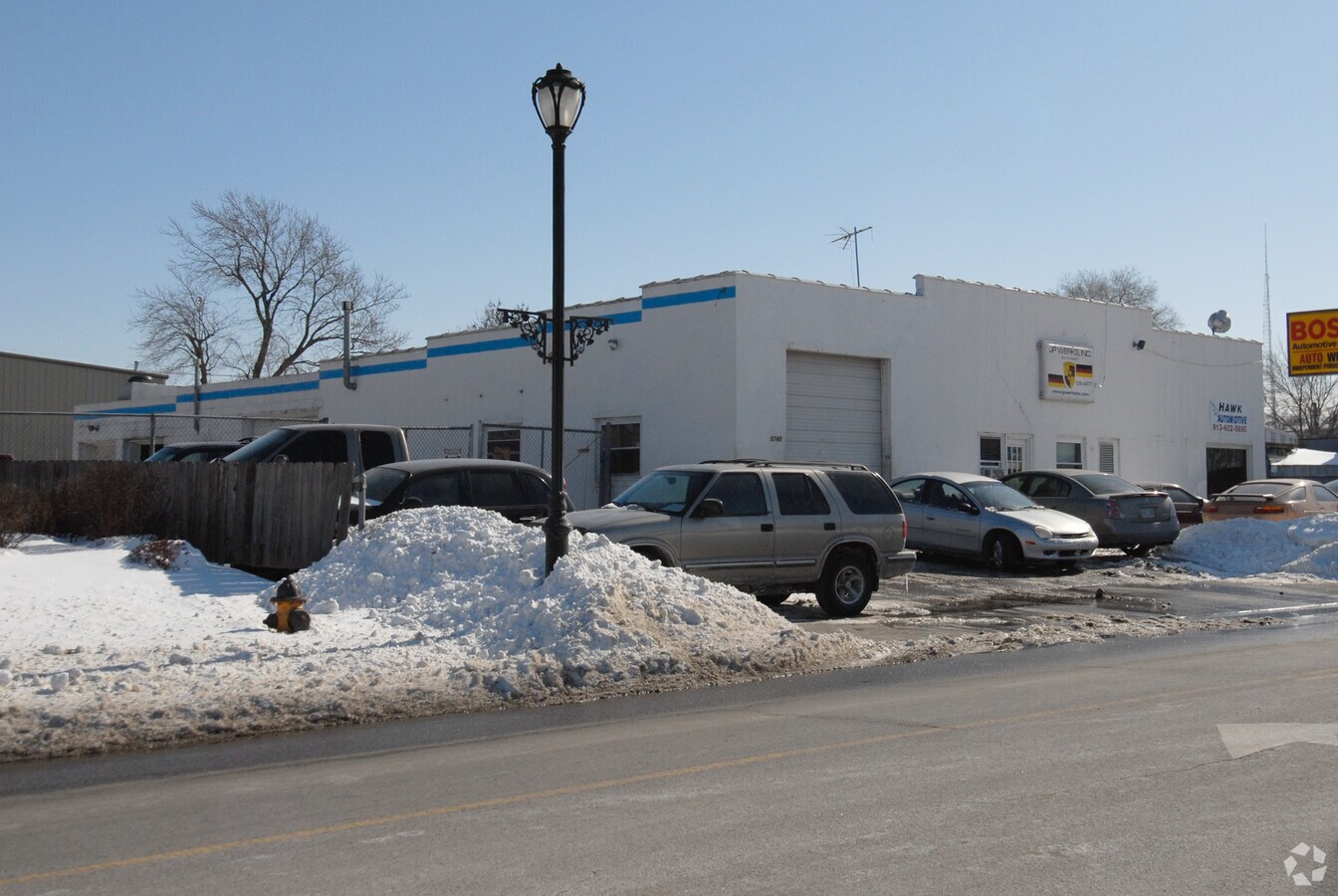 5745 Merriam Dr, Merriam, KS 66203