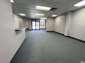 7707 N Knoxville Ave, Peoria, IL for lease Interior Photo- Image 2 of 13