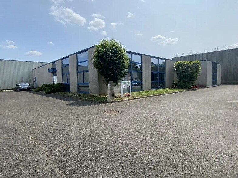 Office in Saint-Pierre-du-Perray for lease - Building Photo - Image 2 of 11