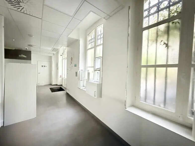 Rue Du Faubourg Saint-Martin, Paris for sale - Interior Photo - Image 3 of 7