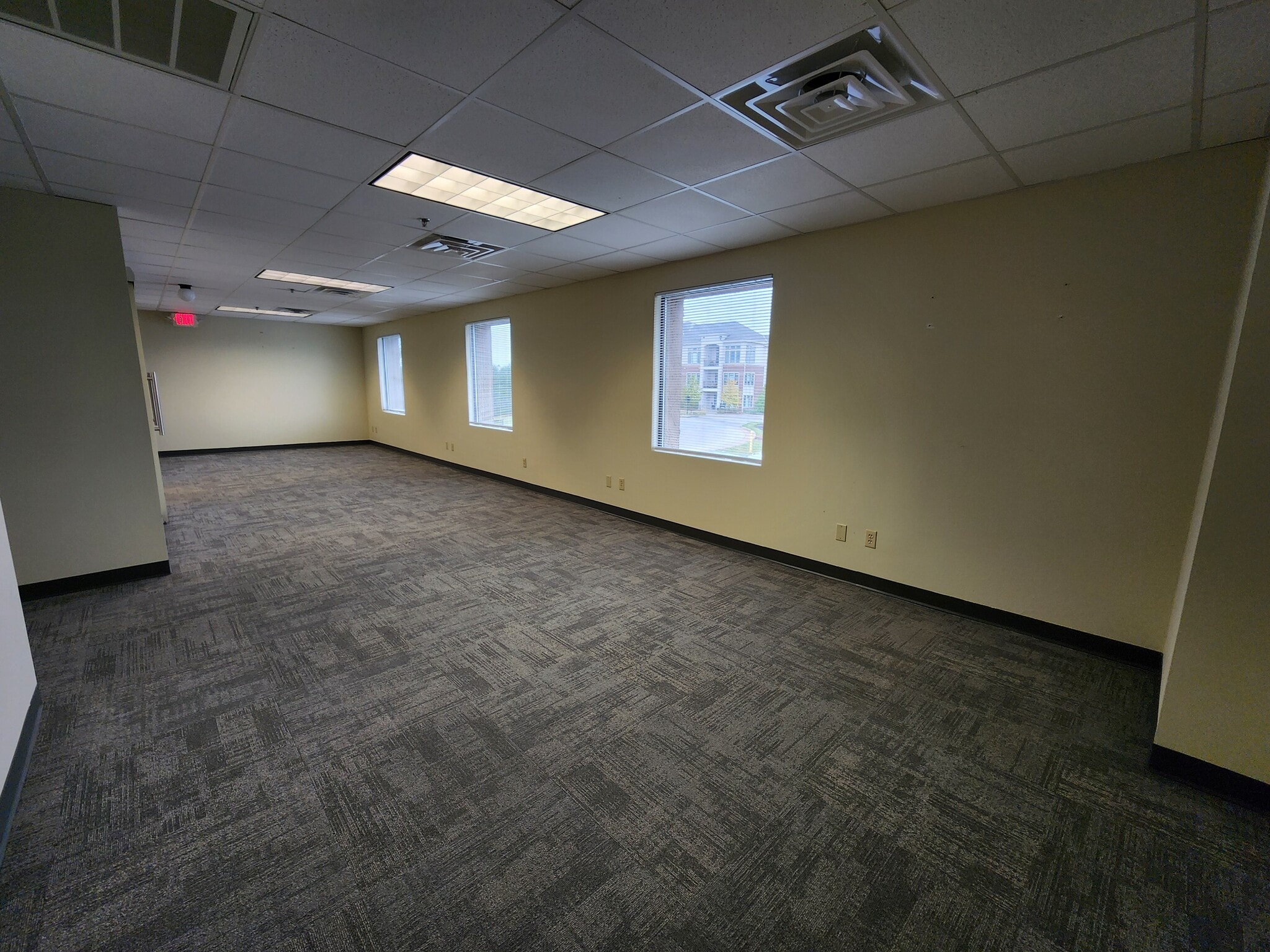 15850 W Bluemound Rd, Brookfield, WI for lease Interior Photo- Image 1 of 7