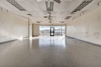 1004 NW 24th Ave NW, Norman, OK for lease Interior Photo- Image 2 of 10