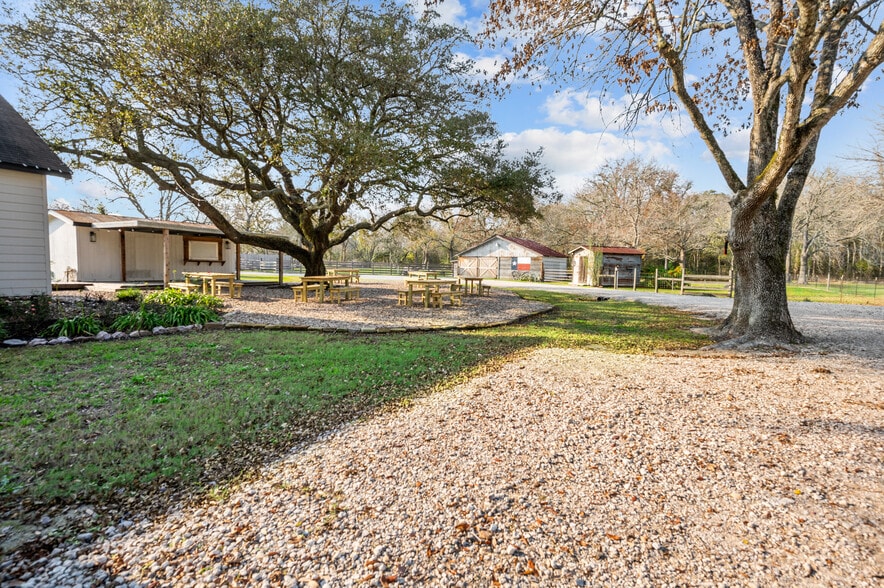 4319 N FM 565 Rd, Mont Belvieu, TX for lease - Building Photo - Image 2 of 18