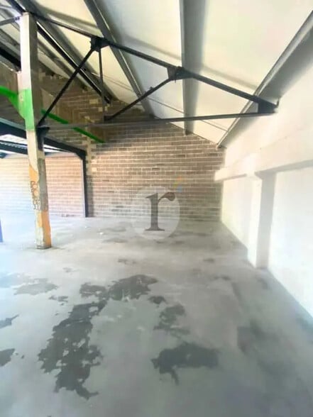 Flex in Lille for lease - Interior Photo - Image 2 of 5