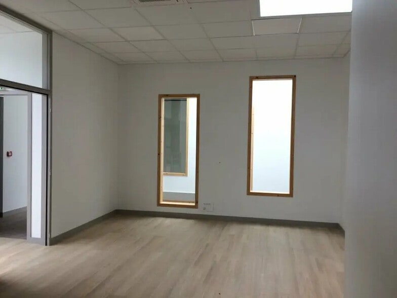 Office in Vannes for lease - Interior Photo - Image 2 of 3