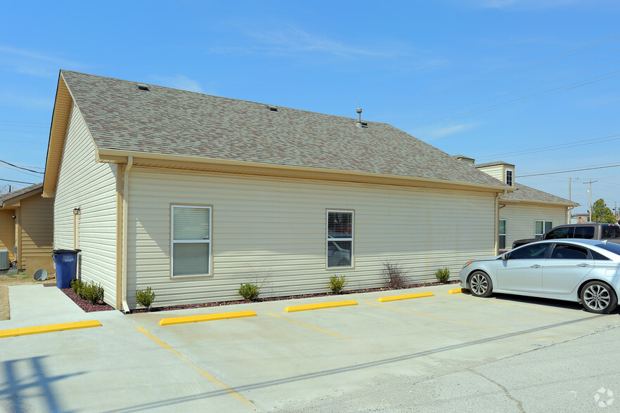 319-321 W 1st St, Claremore, OK for lease - Building Photo - Image 3 of 3