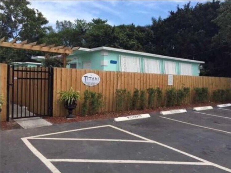 212 Lake Pointe Dr, Oakland Park, FL 33309