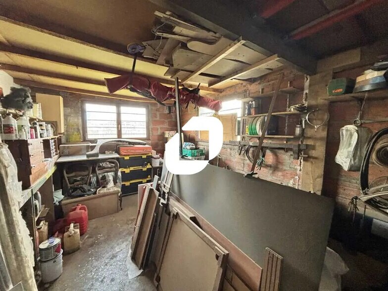 Flex in Bordeaux for sale - Interior Photo - Image 2 of 3