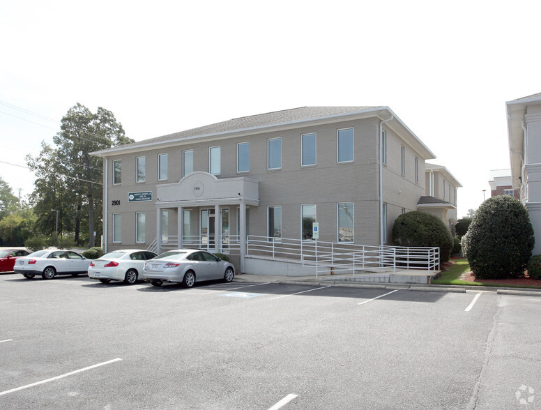 2901 Breezewood Ave, Fayetteville, NC for lease - Building Photo - Image 2 of 14