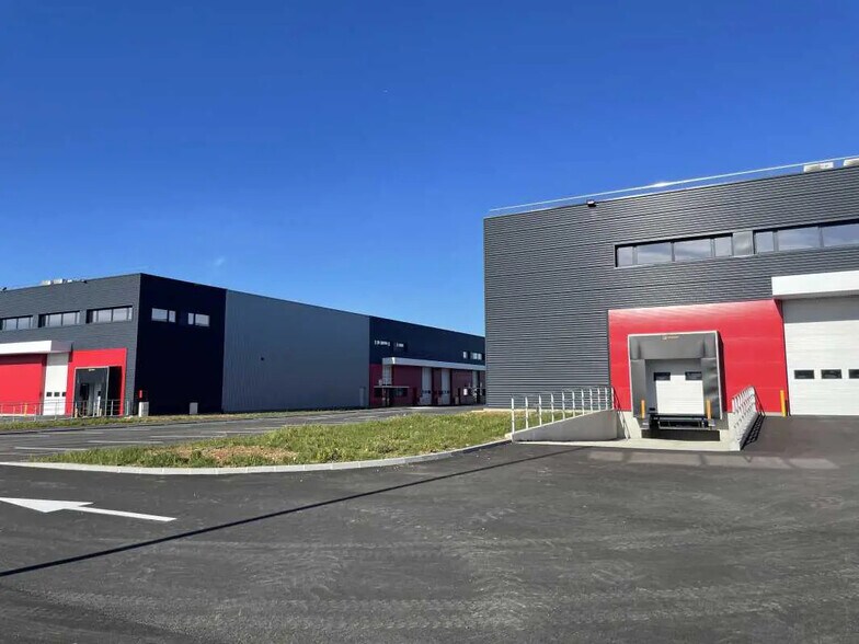 Office in Heyrieux for lease - Building Photo - Image 3 of 17