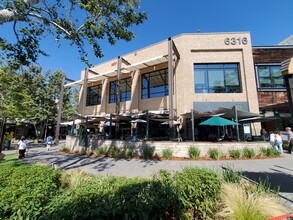 21720 Victory Blvd, Woodland Hills, CA for lease Building Photo- Image 1 of 1