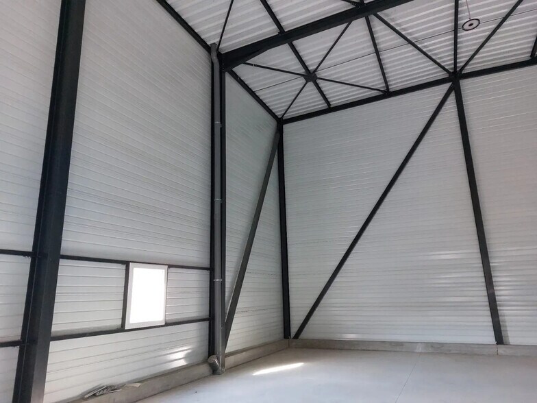 Industrial in Brignoles for lease - Interior Photo - Image 2 of 7