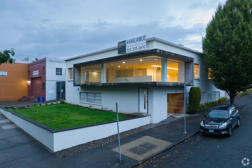 911-915 NE Davis St, Portland, OR for lease - Building Photo - Image 1 of 17