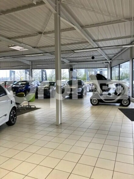 Retail in Fleury-les-Aubrais for lease - Building Photo - Image 2 of 4