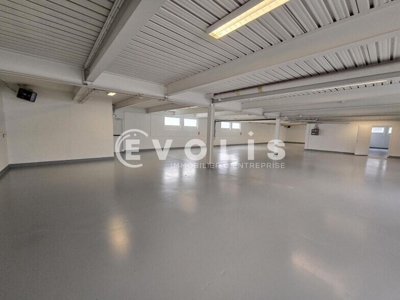 Flex in Les Ulis for lease - Building Photo - Image 2 of 12