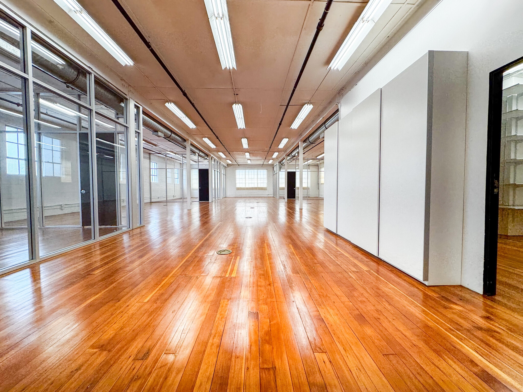 1110 N Beachwood Dr, Los Angeles, CA for lease Interior Photo- Image 1 of 6