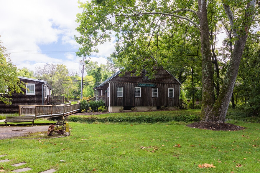 2201 Old Court Rd, Brooklandville, MD for lease - Building Photo - Image 2 of 10