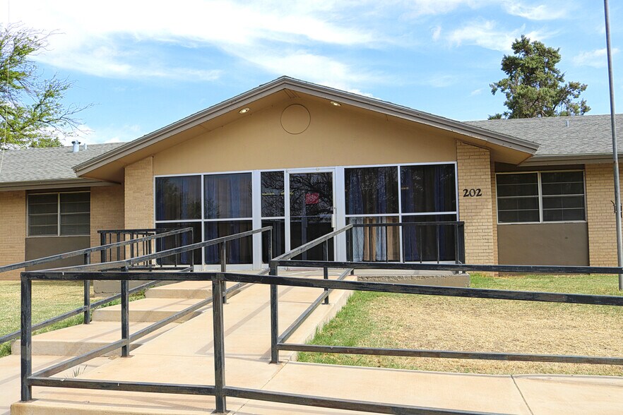 202 W 3rd St, Hale Center, TX 79041 Health Care for Sale