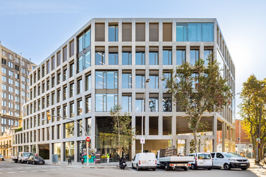 Office in Barcelona, Barcelona for lease - Building Photo - Image 2 of 7