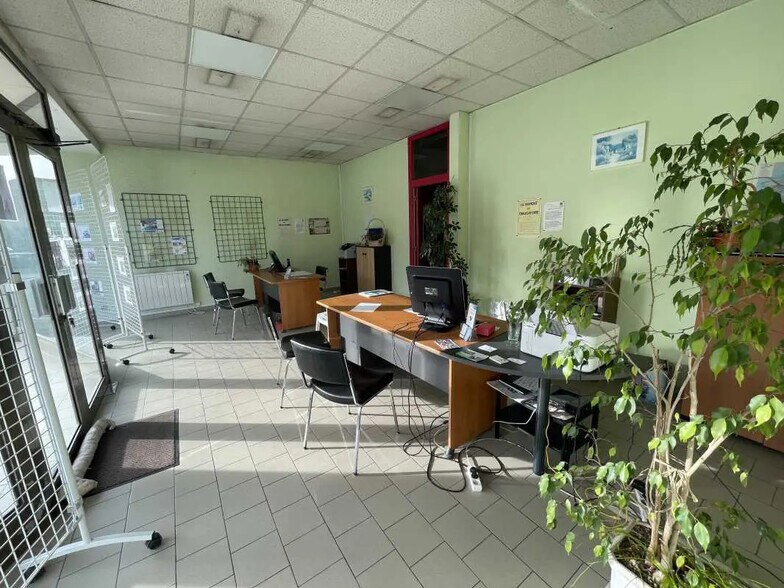 Retail in Bresles for lease - Interior Photo - Image 1 of 7