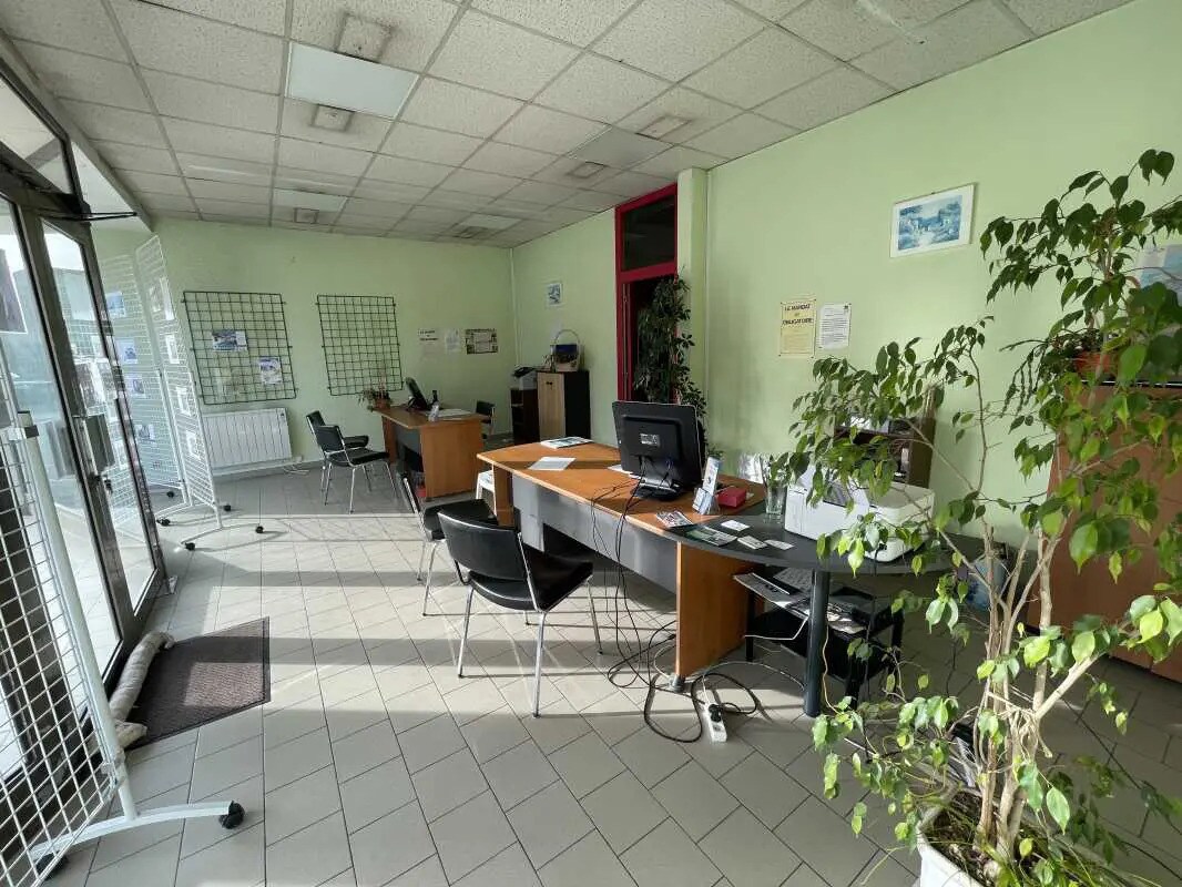 Retail in Bresles for lease Interior Photo- Image 1 of 8