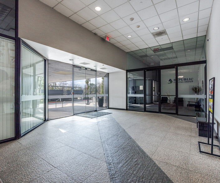 13201 Northwest Fwy, Houston, TX for lease - Lobby - Image 3 of 6