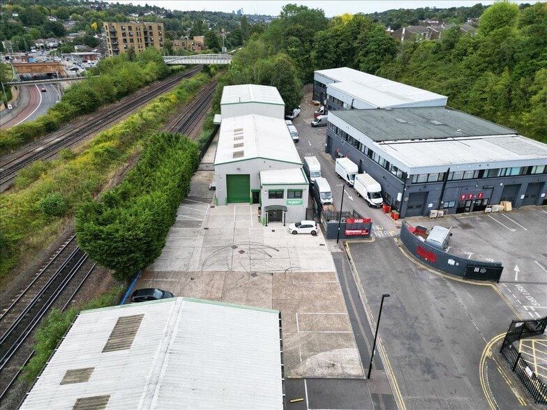 Redlands, Coulsdon for sale - Building Photo - Image 3 of 28