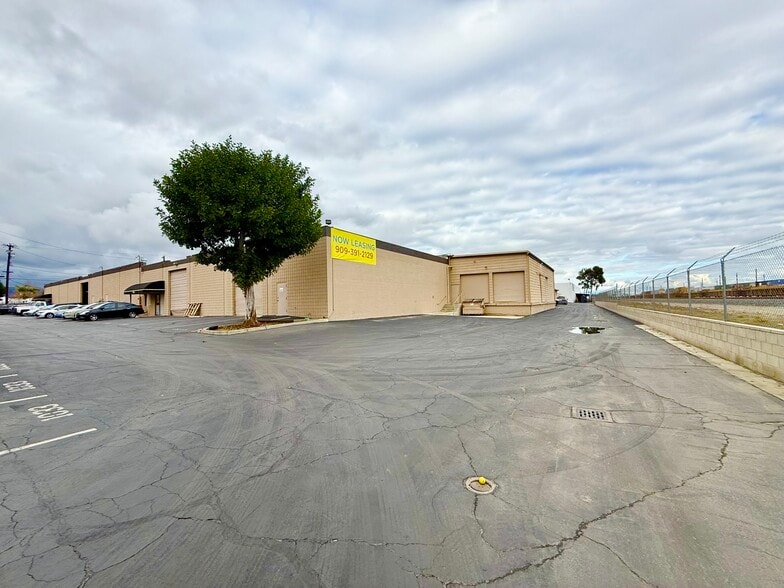 1009-1033 Brooks St, Ontario, CA for lease - Building Photo - Image 2 of 10