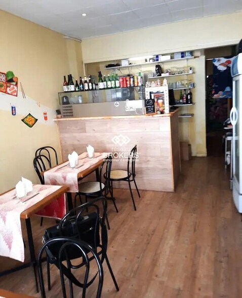 Retail in Marseille for lease - Interior Photo - Image 2 of 5