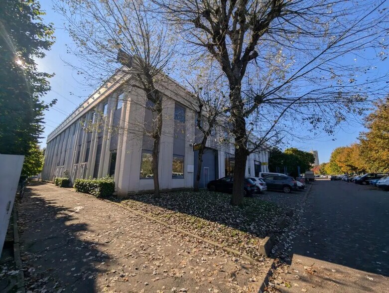 9 Chaussée Jules César, Osny for sale - Building Photo - Image 1 of 7