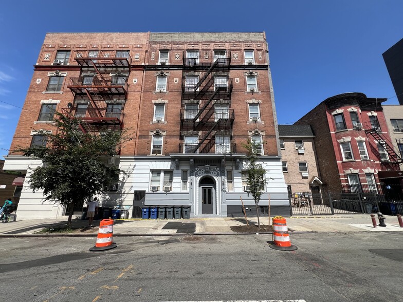 945 Bruckner Blvd, Bronx, NY for sale - Building Photo - Image 1 of 6