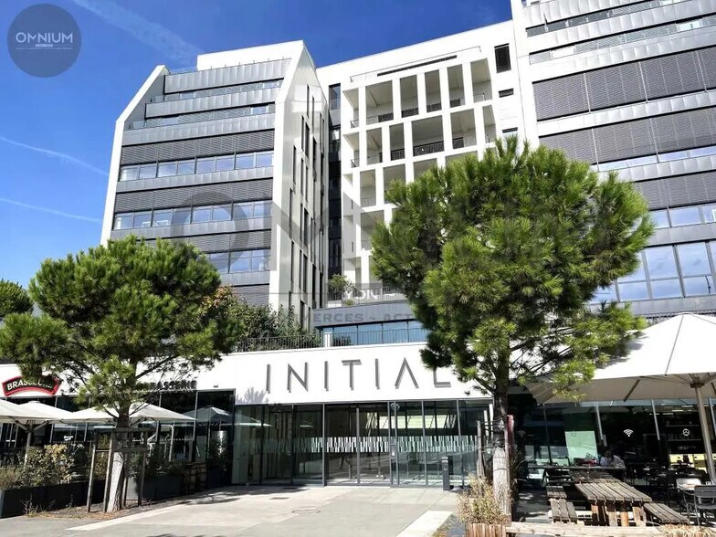 Office in Vénissieux for lease - Building Photo - Image 2 of 15