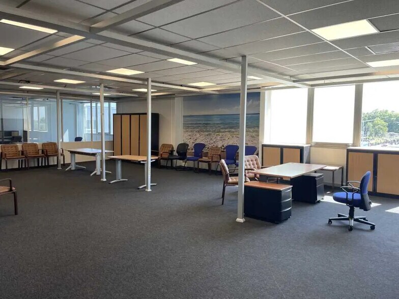 Office in Senlis for lease - Interior Photo - Image 1 of 5