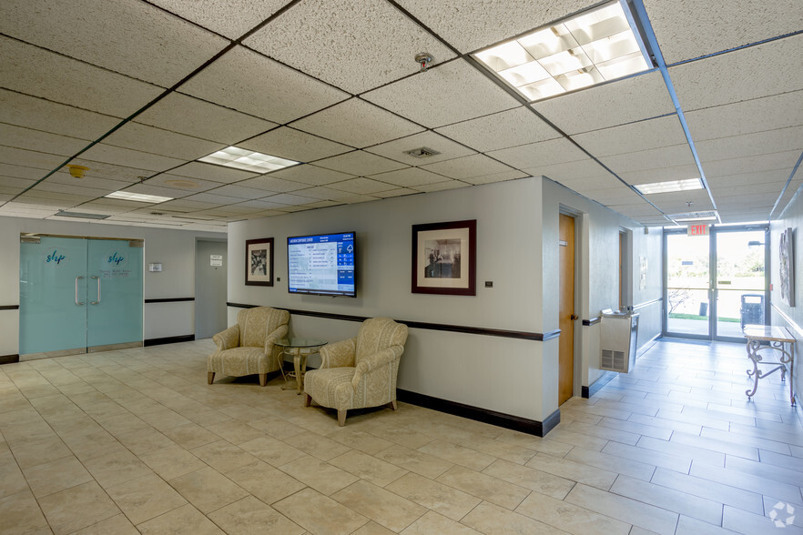 6415 Lake Worth Rd, Greenacres, FL for lease - Lobby - Image 3 of 7