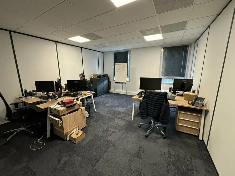 Office in Bron for lease - Interior Photo - Image 3 of 16