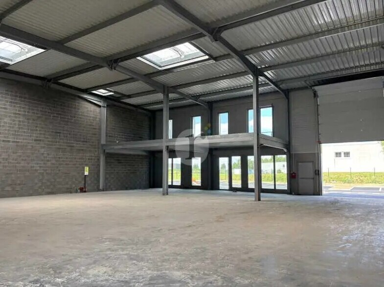 Retail in Avelin for lease - Building Photo - Image 3 of 8