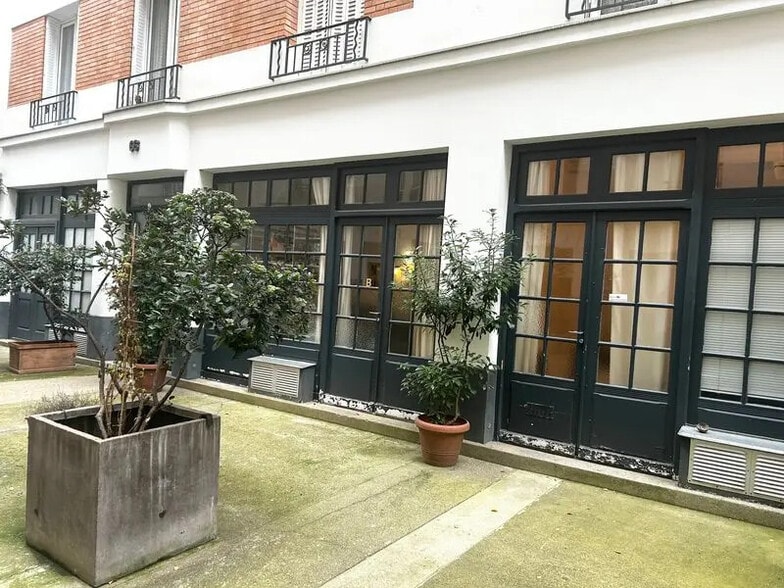 Office in Paris for lease - Building Photo - Image 1 of 9